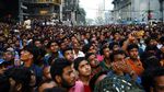 Detik-detik Menegangkan Evakuasi Korban Kebakaran Gedung di Bangladesh