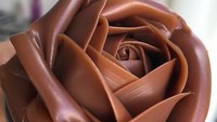 Terbuat dari cokelat, bentuk bunga mawar ini punya lapisan yang tersusun rapih dan mirip dengan bunga yang asli. Foto: Istimewa