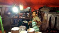 Aksi Lempar Mie 2 Meter Bikin Kedai Mie Ayam Cak Uji Ini Ramai