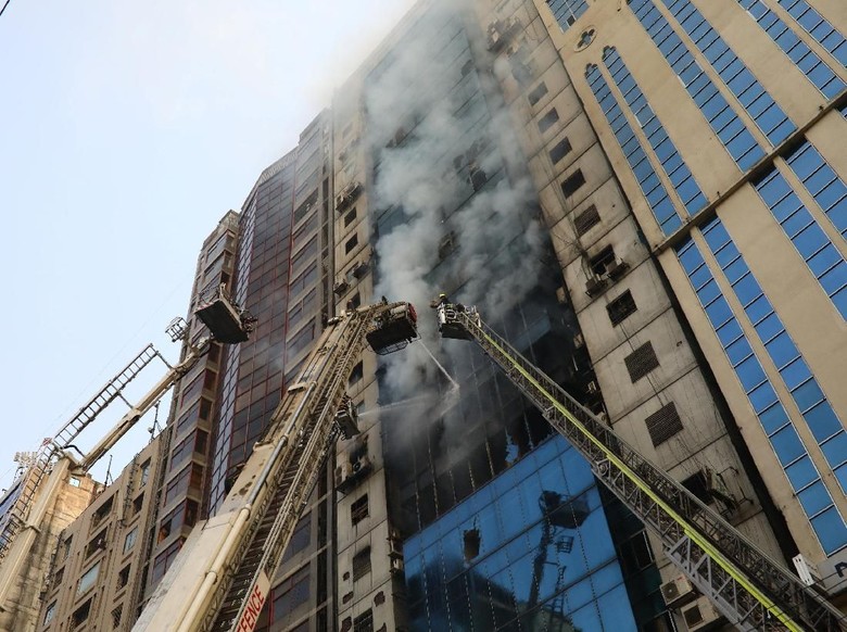 Gedung Perkantoran Bertingkat Terbakar di Bangladesh, 25 Orang Tewas Gedung Perkantoran Bertingkat Terbakar di Bangladesh, 25 Orang Tewas
