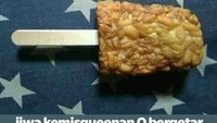 Nggak bisa beli es krim, netizen yang satu ini malah membuat tempe seperti es krim. Makan tempe yang ditusuk stik kayu ini mungkin sensasinya sama seperti makan es krim. Foto: twitter