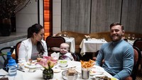 Bersama dengan keluarga kecilnya, Conor makan malam mewah dengan aneka hidangan steak, kentang goreng, hingga burger. Foto: Instagram @thenotoriousmma