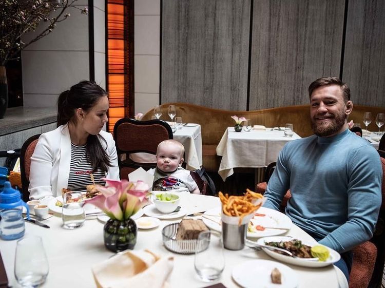 Pensiun dari MMA, Ini Pose Keren Conor McGregor Saat Kulineran Mewah