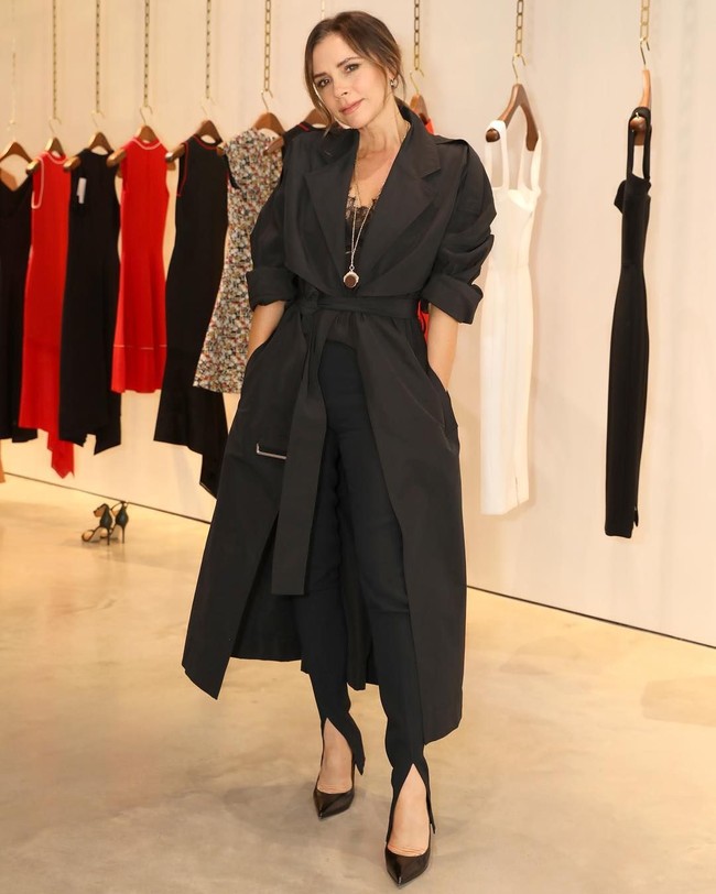 Trik stylish Victoria Beckham memakai legging hitamnya, yakni memadukannya bersama trench coat panjang. Untuk memberi sentuhan seksi, Vic sedikit memperlihatkan kamisol lace di balik mantelnya. Foto: Dok. Instagram/VictoriaBeckham