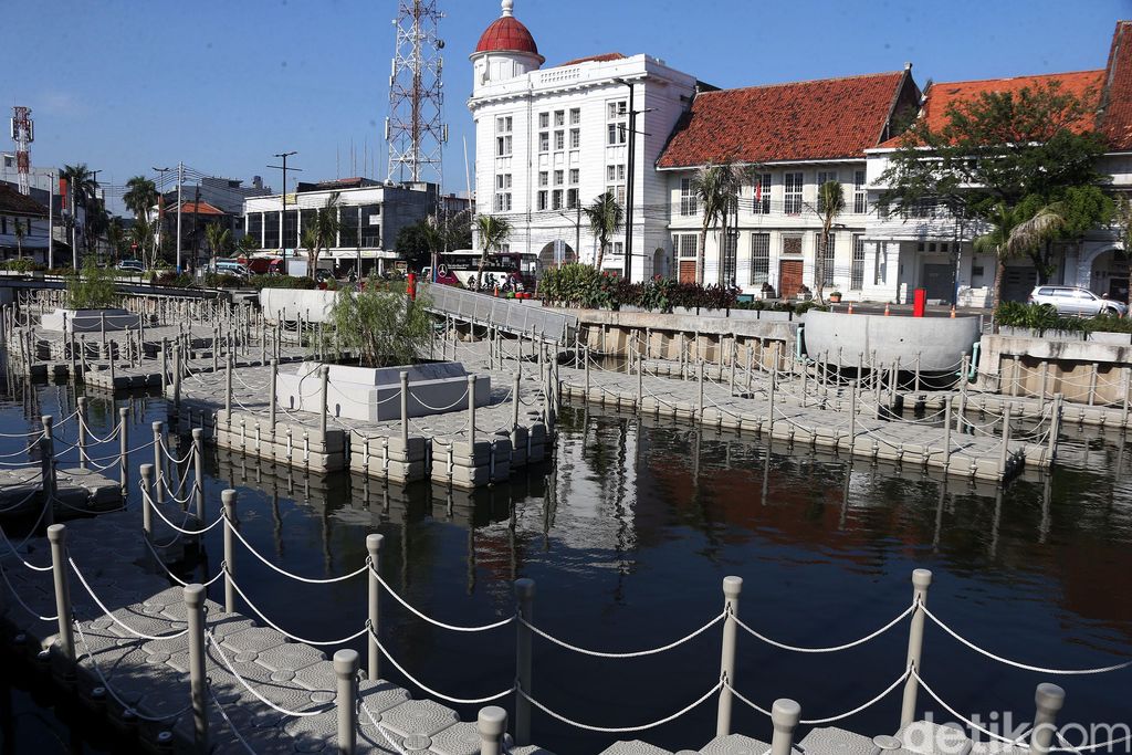 Usai direvitalisasi Kali Besar Kota Tua jadi spot andalan pengunjung untuk berwisata. Petugas PPSU pun siap siaga membersihkan kawasan itu agar bebas sampah.