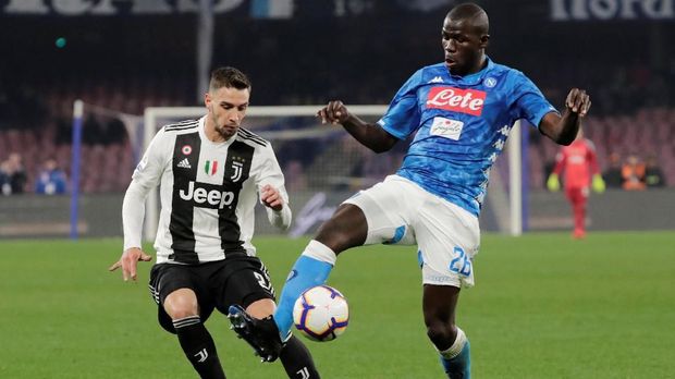 Kalidou Koulibaly jadi bek andalan Napoli. (