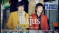 Begini kali, ya kalau The Beatles lahir dan terkenal di Indonesia. Konferensi persnya bukan di kafe tapi di kedai pecel ayam.  Foto: Instagram indra.hakim