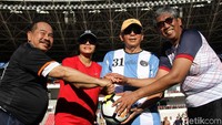 Mengenakan baju merah dan kacamata juga topi berwarna hitam, Sri Mulyani membuka pertandingan persahabatan, mini turnamen sepakbola eksekutif dan tenis meja di Stadion Utama Gelora Bung Karno, Jakarta.