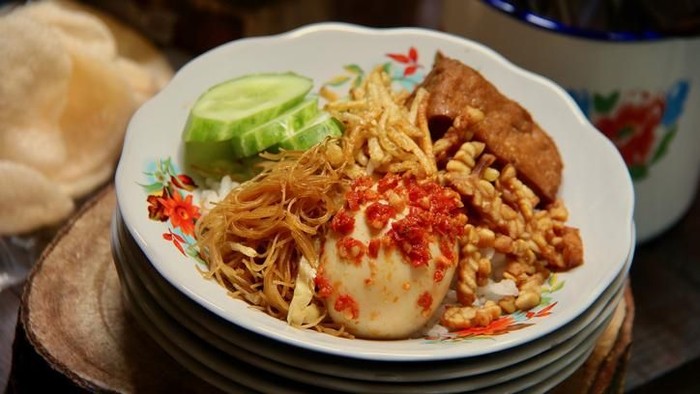 nasi uduk dan nasi goreng Homemade Vegetarian Fried Rice with Egg Peas and Carrots