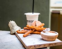 Yuk, Ngemil Churros Crunchy dengan Celupan Saus Manis di Sini!