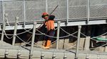 Aksi Petugas Bersihkan Sampah di Kali Besar Kota Tua