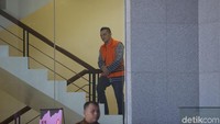 KPK telah menahan tiga tersangka lain lebih dulu. Ketiga tersangka itu adalah Bupati Cianjur Irvan Rivano, Kepala Dinas Pendidikan Kabupaten Cianjur Cecep Sobandi, dan Kepala Bidang SMP di Dinas Pendidikan Kabupaten Cianjur Rosidin.