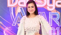 Felicya tampil dengan cape gown berwarna putih panjang. Pool/Noel/detikFoto.
