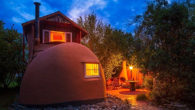 Rupanya, rumah itu tak dibuat untuk ditinggali sendiri. Rumah berbentu sepatu boots itu disewakan. Keunikan rumah sepatu boots itu pun jadi viral. Banyak orang datang untuk berfoto. Foto: Dok. Jester House