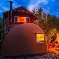 Rupanya, rumah itu tak dibuat untuk ditinggali sendiri. Rumah berbentu sepatu boots itu disewakan. Keunikan rumah sepatu boots itu pun jadi viral. Banyak orang datang untuk berfoto. Foto: Dok. Jester House