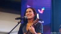 Ia juga membawakan lagu yang menjadi single terbarunya yakni Setia.