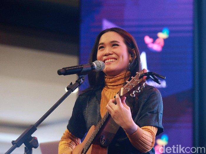 Sheryl Sheinafia saat tampil di dHOT Music Day 2019.