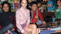 Meski nggak terlalu niat, sosok Kendall Jenner di warung kelontong ini tetap tuai gelak tawa netizen.  Foto: Instagram indra.hakim