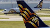 ATA Airlines awalnya diluncurkan sebagai perusahaan charter pada tahun 1973 dan memulai penerbangan komersial pada tahun 1986. Menyusul dampak ekonomi 11 September 2001, maskapai ini mengalami kerugian finansial hingga mengumumkan kebangkrutan dan menghentikan operasi pada 2 April 2008, namun masih mengudara (CNN Travel)