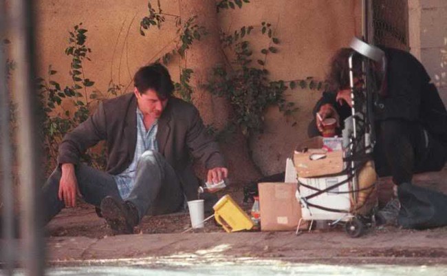 Salah satu berita paling populer tentang kebaikan Keanu Reeves adalah saat dia duduk dan mengobrol dengan seorang tunawisma di pinggir jalan. Peristiwa terjadi pada 1997, di mana aktor 54 tahun ini terlihat minum dan ngemil bersama sambil mendengarkan cerita pria tunawisma tersebut dengan serius. Foto: istimewa