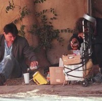 Salah satu berita paling populer tentang kebaikan Keanu Reeves adalah saat dia duduk dan mengobrol dengan seorang tunawisma di pinggir jalan. Peristiwa terjadi pada 1997, di mana aktor 54 tahun ini terlihat minum dan ngemil bersama sambil mendengarkan cerita pria tunawisma tersebut dengan serius. Foto: istimewa