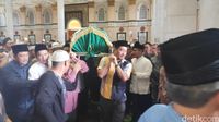 Usai Disalatkan, Dian Al Mahri Dimakamkan di Halaman Masjid Kubah Emas
