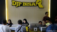 Sejumlah petugas nampak sibuk melayani para wajib pajak yang datang untuk melapor SPT pajak.