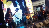 Aksi Navicula saat tampil di dHOT Music Day 2019 di Trans Studio Mall di Denpasar, Bali pada Jumat (29/3).