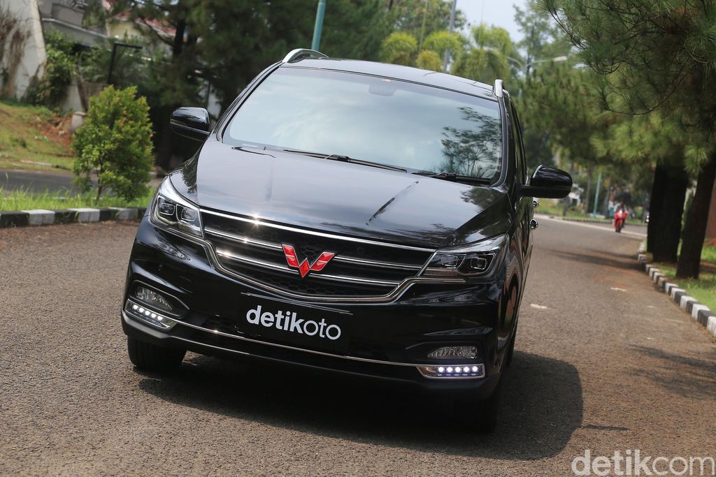 Wuling Cortez - Ari Saputra