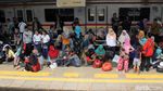 KRL Ngadat, Penumpang Numpuk di Stasiun Tanah Abang