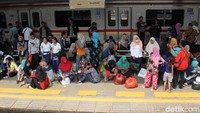 Tumpukan penumpang ini adalah efek dari gangguan kereta yang terjadi Jumat (29/3) siang di sekitar kawasan Petamburan.