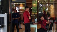 Metal detektor pun sudah terpasang di pintu masuk hotel dan area ballroom.