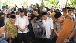 Ribuan Pelayat Iringi Pemakaman Dian Al Mahri