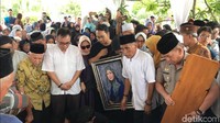 Sebelumnya diberitakan pendiri Masjid Dian Al Mahri atau lebih dikenal Masjid Kubah Emas di Kota Depok, Jawa Barat, Dian Djuriah Rais binti H Muhammad Rais meninggal dunia. Perempuan yang akrab dipanggil Dian Al Mahri ini meninggal di usia 70 tahun. M Alfon/detikcom.