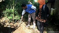 Kapolsek Kiarapedes IPTU Toto Herman Permana menjelaskan terungkapnya penguburan bayi itu bermula saat Atikah (32), bibi korban, datang ke rumah W. Atikah curiga lantaran ponakannya tidak terlihat bersama W. Dia lantas menanyakan keberadaan bayi tersebut.