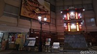 Setelah berkeliling di Dogo Shopping Arcade, ada Botchan Karakuri Clock yang juga jadi ikon. Jam besar ini dibangun dalam rangka peringatan 100 tahun bangunan utama dari Dogo Hot Spring. (Bonauli/detikcom)