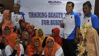 Dirut PT Krakatau Steel (Persero) Tbk Silmy Karim (kanan) didampingi Direktur SDM Rahmad Hidayat (kedua kiri) berfoto dengan peserta Kelas Kreatif Wirausaha BUMN Hadir Untuk Negeri di Cilegon, Banten, Jumat (29/3/2019). Foto: dok. Krakatau Steel