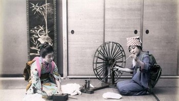 Busana tradisional masih menjadi andalan. Foto: vintages