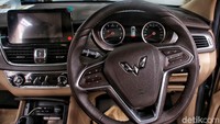 Aksen kayu nampak terlihat di bagian dalam mobil dan memberikan kesan mewah di beberapa bagian interiornya.