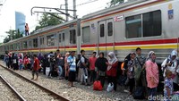 Begini potret kereta rel listrik (KRL) relasi Tanah Abang-Rangkasbitung mengalami kendala di kawasan Karet, Jakarta, Jumat (29/3/2019).