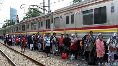 KRL Tanah Abang-Palmerah Ngadat di Kawasan Petamburan