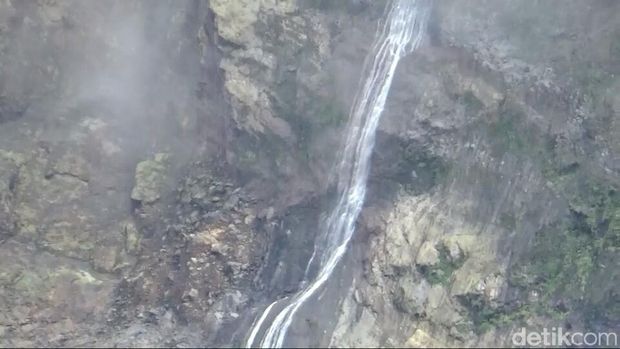Melihat Dekat Air Menggelontor di Tebing Galunggung yang Bikin Heboh