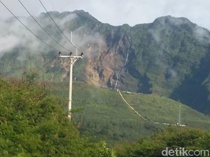 Melihat Dekat Air Menggelontor di Tebing Galunggung yang Bikin Heboh