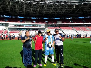 Berkacamata Hitam, Sri Mulyani Buka Pertandingan Bola di GBK