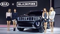 BLACKPINK berpose dengan mobil SUV (Sport Utility Vehicle) bongsor KIA Mohave di Seoul Motor Show.