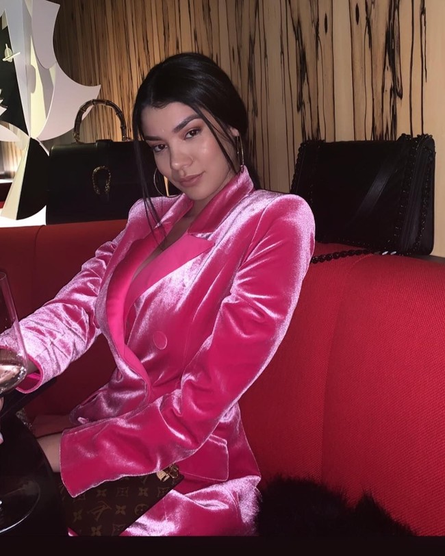 Meski langsung setuju untuk operasi plastik kala itu, belakangan Barbara agak menyesal melakukannya di usia muda. Ia berharap bisa menunda karena tujuan yang kurang tepat. (Foto: Instagram/@barbsantana)