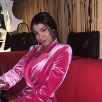 Meski langsung setuju untuk operasi plastik kala itu, belakangan Barbara agak menyesal melakukannya di usia muda. Ia berharap bisa menunda karena tujuan yang kurang tepat. (Foto: Instagram/@barbsantana)