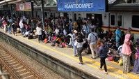 Para penumpang tampak memadati Stasiun Tanah Abang, Jakarta Pusat.