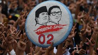 Para pendukung mengikuti kampanye terbuka Calon Presiden nomor urut 02 Prabowo Subianto di kawasan Stadion Pakansari, Cibinong, Bogor, Jawa Barat, Jumat (29/3/2019). ANTARA FOTO/Sigid Kurniawan.