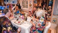 Rayakan ulang tahun sang ibu, Conor berikan kejutan makan malam meriah di Versace Mansion. Makan malam ini penuh dengan kesan mewah. Foto: Instagram @thenotoriousmma